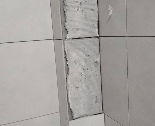 南郑瓷砖空鼓维修公司分享下瓷砖施工前基层浇水润湿程度不足，可能导致以下问题